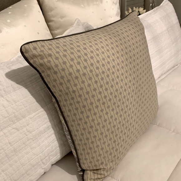 ❌❌**S*O*L*D**❌❌New Reversible zippered pillow - Picture 5 of 6